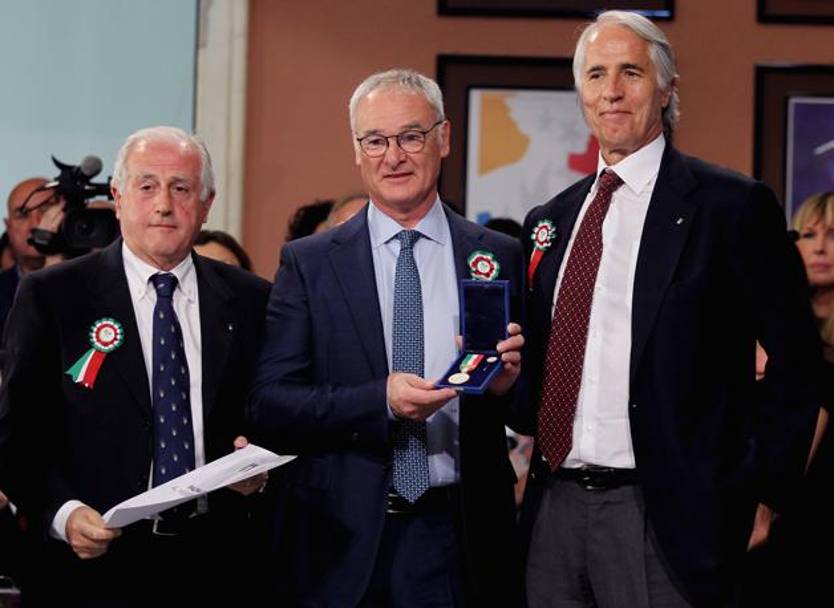 Claudio Ranieri con il presidente del Coni Giovanni Malag (a destra ) e Roberto Fabbricini ( a sinistra), segretario generale Coni. Ansa